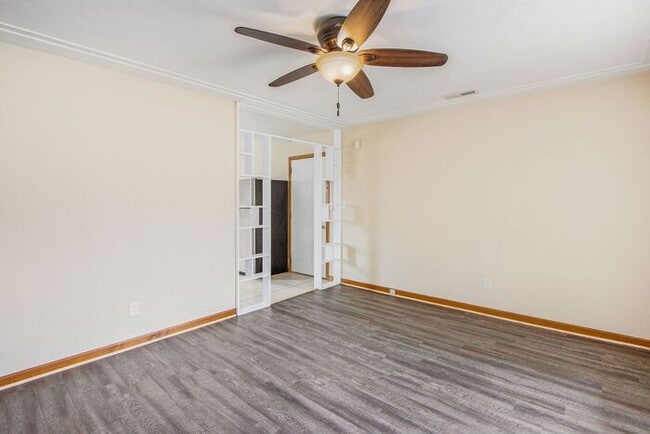 Building Photo - Contemporary 3-bed, 1-bath 925sq ft ranch with attached garage and yard!