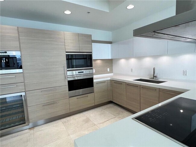 Building Photo - 17301 Biscayne Blvd