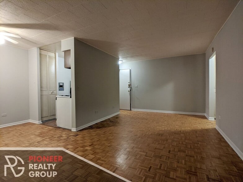 Building Photo - 510 W Briar Pl