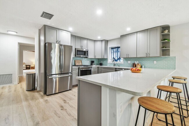 Building Photo - 2 Bedroom 2bathroom with Bonus Room in St....