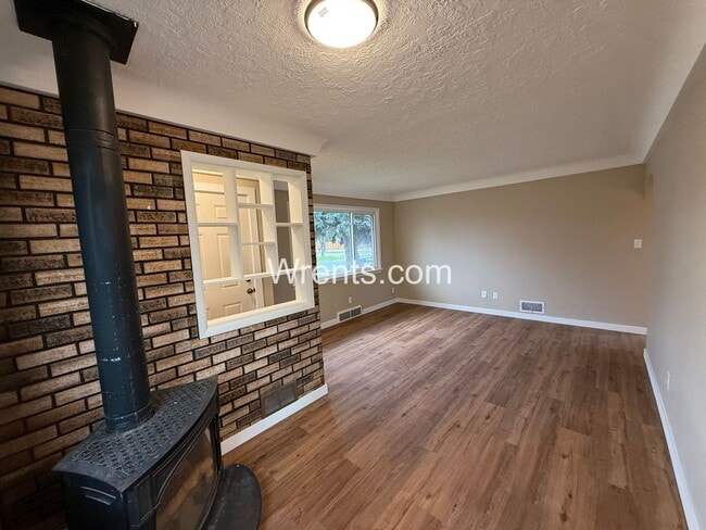 Building Photo - $500 Off Move in Special on Cute Three Bedroom Home
