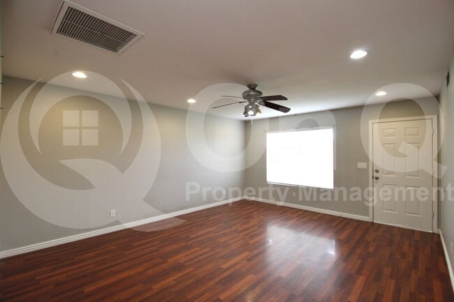 Building Photo - 2522 E Don Carlos Ave