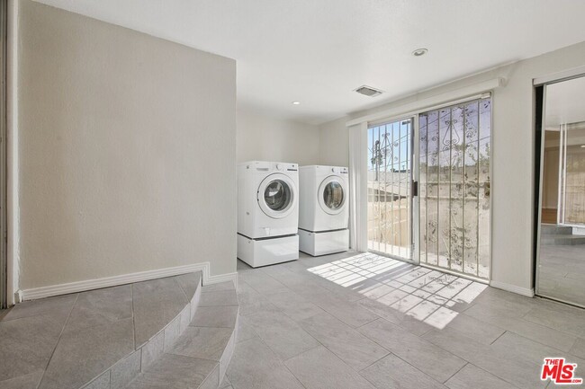 Building Photo - 5667 Heatherdale Dr