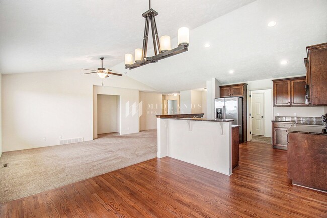 Building Photo - Ranch Townhome in Shadow View
