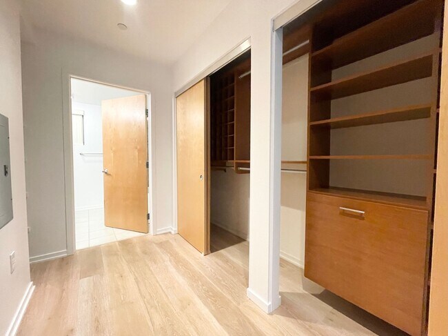 Building Photo - Dogpatch: Exceptional 1 Bed 1.5 Bath Condo @ Esprit Park with Garage Parking and Storage