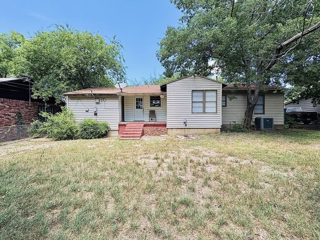 Building Photo - Quaint 3 bedroom in the Wilshire Addition ...