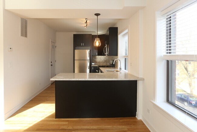 Building Photo - 2210 W Eastwood Ave