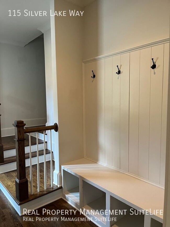 Building Photo - 115 Silver Lake Way