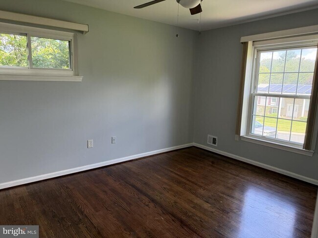 Building Photo - 13100-13100 Cabinwood Dr