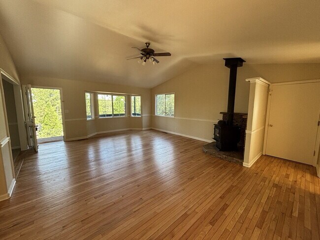 Building Photo - Freshly remodeled home in Pleasant Valley with private yard for rent!