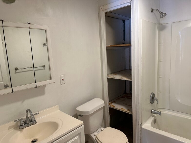 Building Photo - 1366 E 45th St