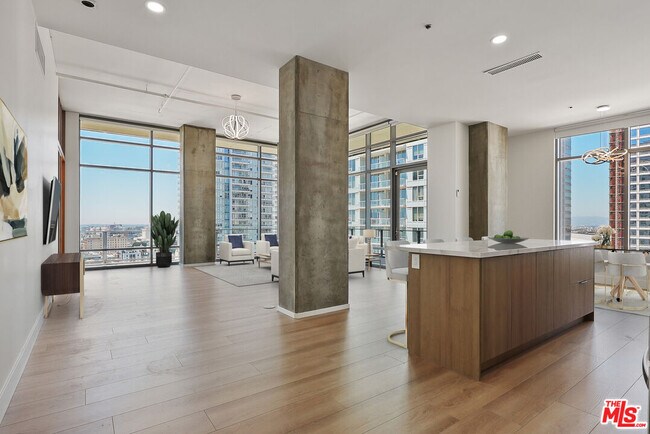 Building Photo - 1100 S Hope St