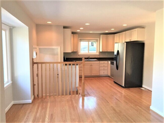 Building Photo - 4 bedroom in Seattle WA 98103
