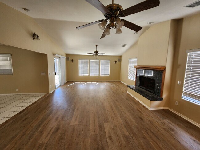 Building Photo - Spacious 3 Bedroom Lakeside Home