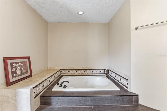 Building Photo - 6513 Thoroughbred Loop