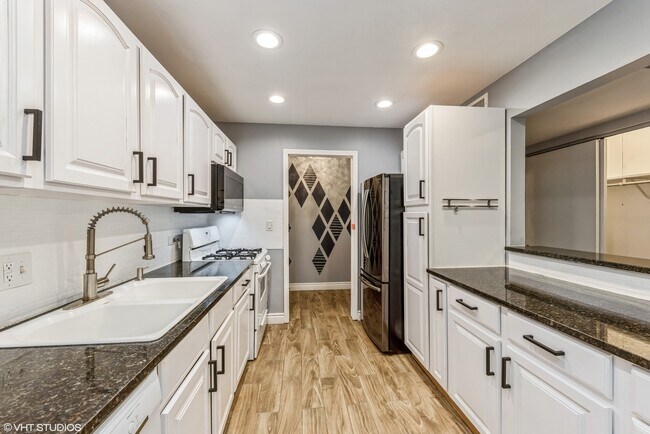 Building Photo - 5101 Carriage Way Dr