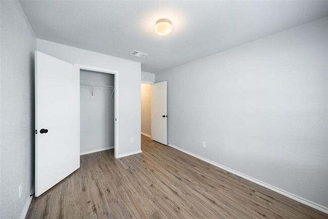 Building Photo - 2108 Boyer Dr