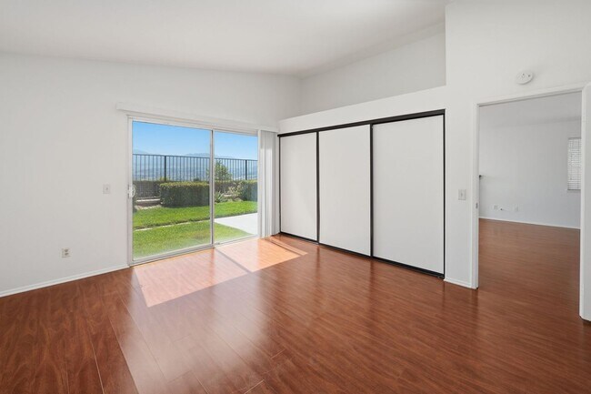 Building Photo - Sparkling Clean 3 Bedroom, 2 Bath Home with a View!