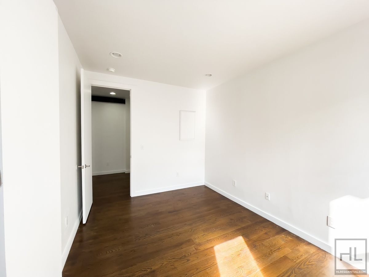 Building Photo - EASTERN PARKWAY / Crown Heights / Spacious...