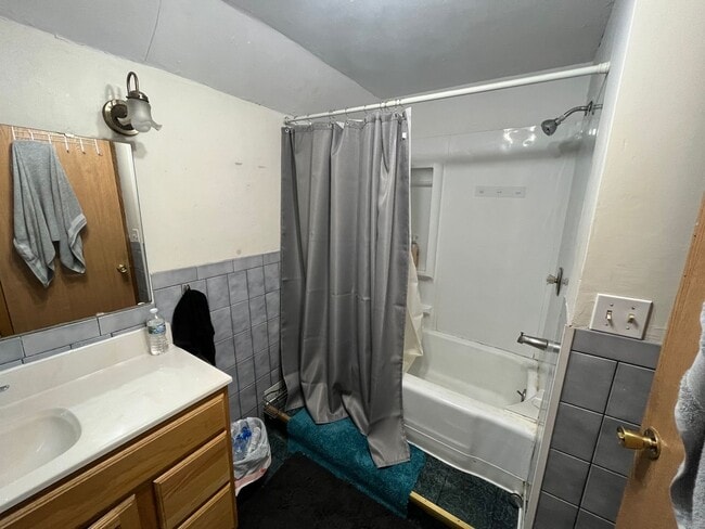 Building Photo - Duluth MN - 4 Bed - 1 Bath - Single Family...