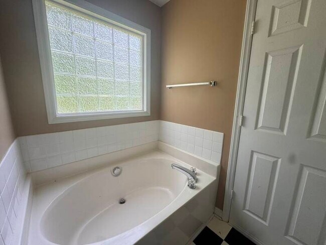 Building Photo - 547 Lockwood Dr