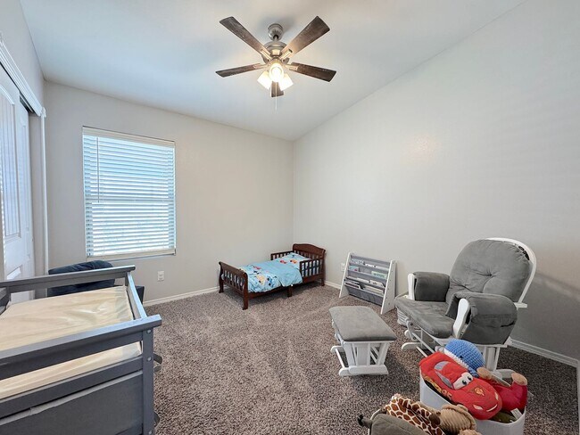 Building Photo - Beautiful 3 Bed 2 Bath with Refrig A/C!