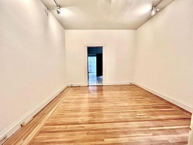 Building Photo - Prime Cow Hollow Location with Parking, Pr...