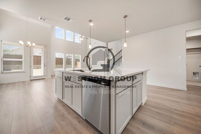 Building Photo - 912 Alberta Spruce Rd