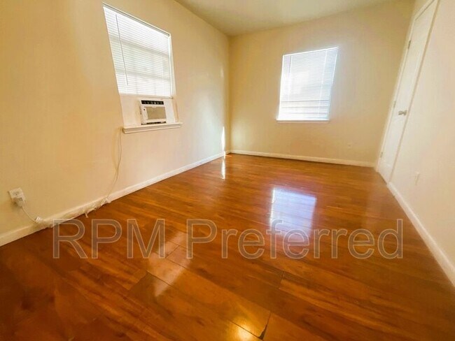 Building Photo - 3813 Drew St