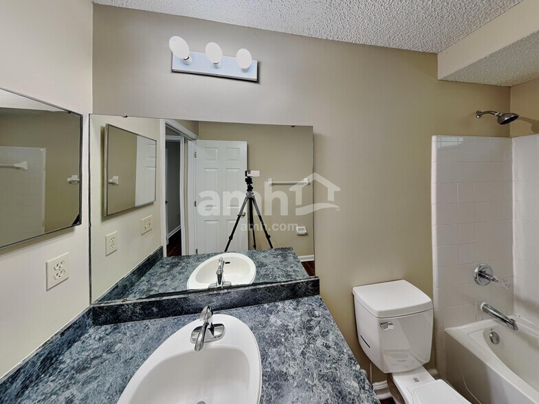 Building Photo - 11062 Gullwing Ct