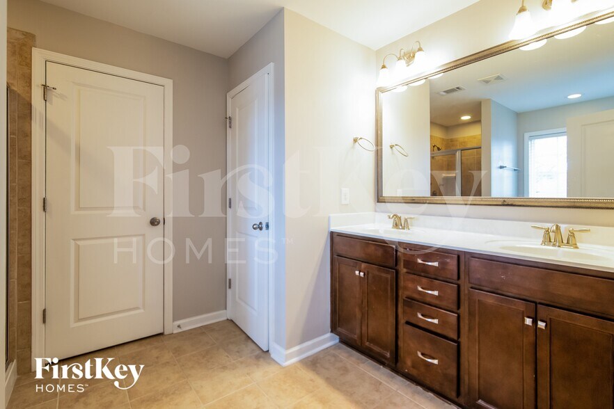 Building Photo - 425 Abelia Ln