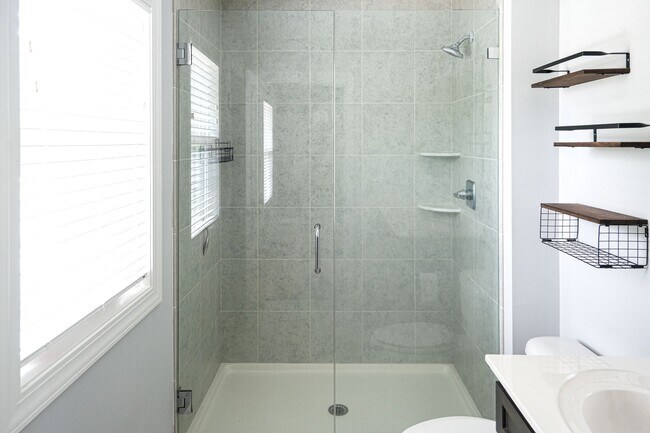 Building Photo - 3 Bedroom, 2.5 Bath in Prime Location! Law...