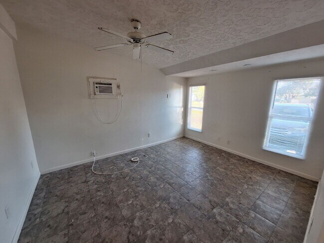 Building Photo - 3/2 Single Family Home available in Pt Charlotte