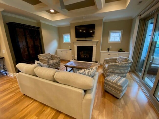 Building Photo - Beautiful Fully Furnished 3 bed 2 bath hom...