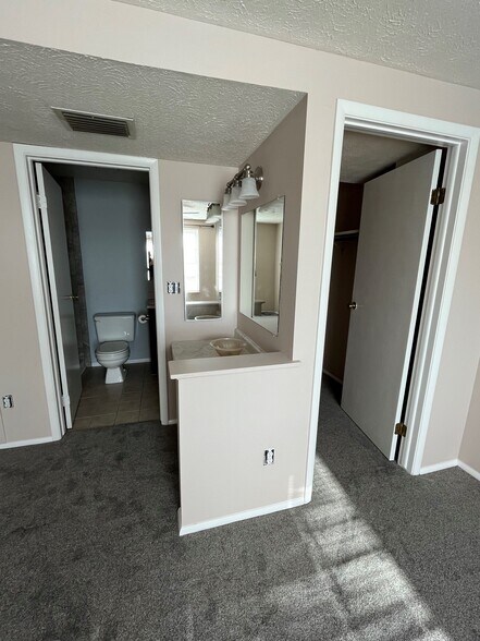 Building Photo - 1620 Jefferson Ridge Dr