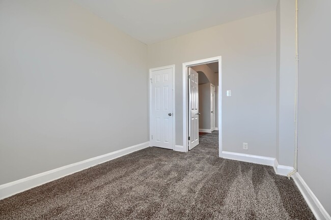 Building Photo - 1314 N Kenwood Ave