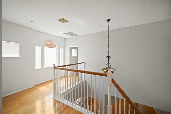 Building Photo - 5423 Lacy St