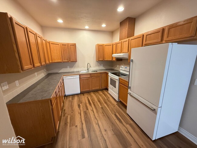 Building Photo - Spacious 3BR/2BA Duplex – Comfort Meets Co...