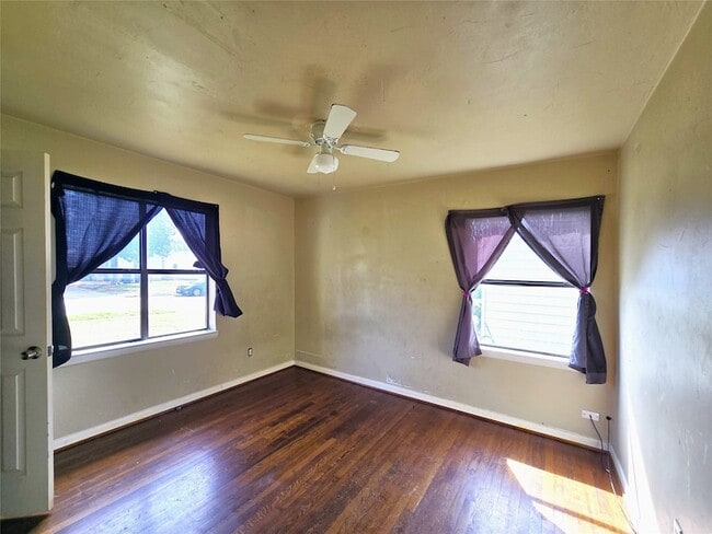 Building Photo - 12121 Hoblitzelle Dr