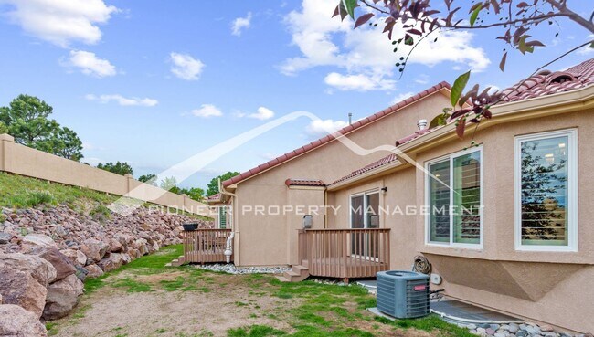 Building Photo - Stylish Townhouse 2bed / 2bath, 2 car garage and AC in Gated Community Near Powers Corridor