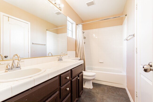 Shared bathroom in between 2 guest rooms - 8600 Mirada del Sol Dr