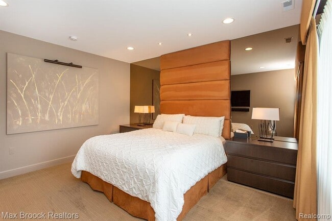 Building Photo - 25925 York Rd