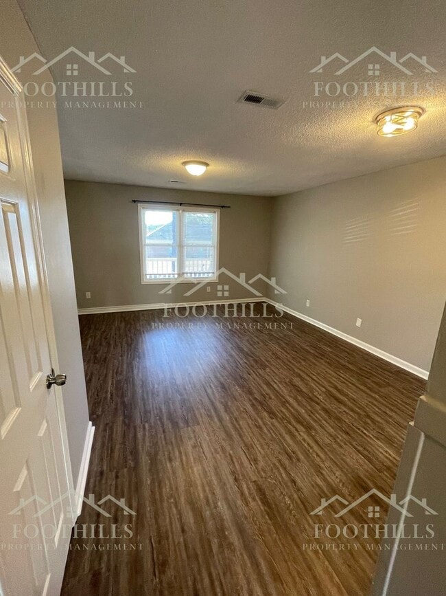 Building Photo - Cozy 2-Bedroom Duplex with Fenced Backyard