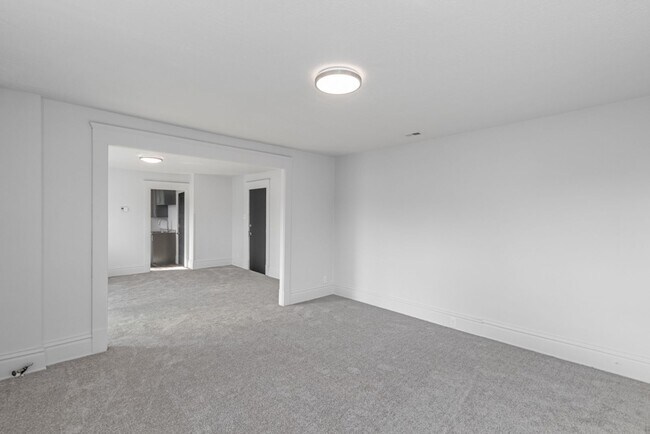 Building Photo - 205 W Cambridge St