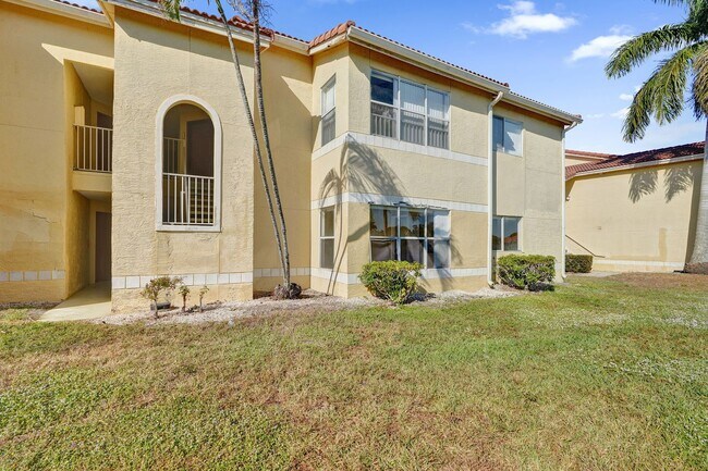 Building Photo - Remodeled 2 Bedroom / 2 Bathroom Condo with Lake View – Great Location