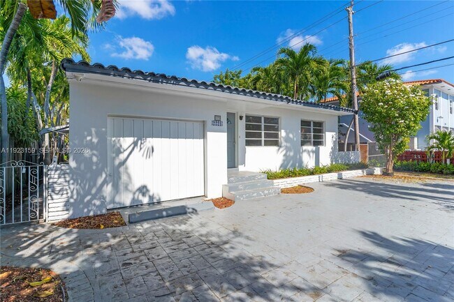 Building Photo - 2221 SW 13th St