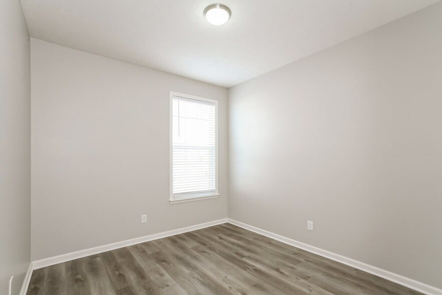 Building Photo - 3400 Roundlake Lane