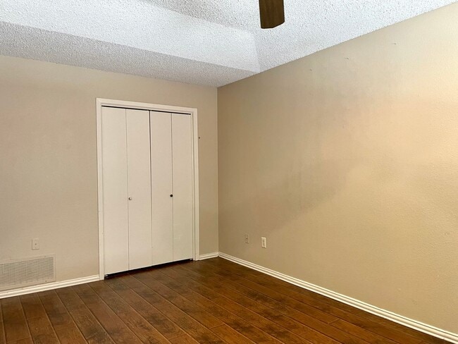 Building Photo - 2 Bedrooms 1.5 Bath 1/2 Duplex For Lease in Frisco