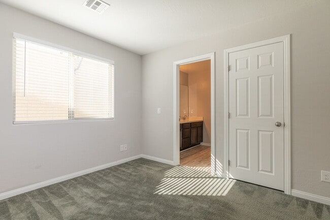 Building Photo - 6856 Pivot Point St