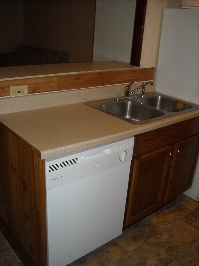 dishwasher - 1506 Delaware Ave